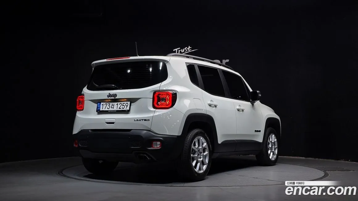 Jeep Renegade — фото 10
