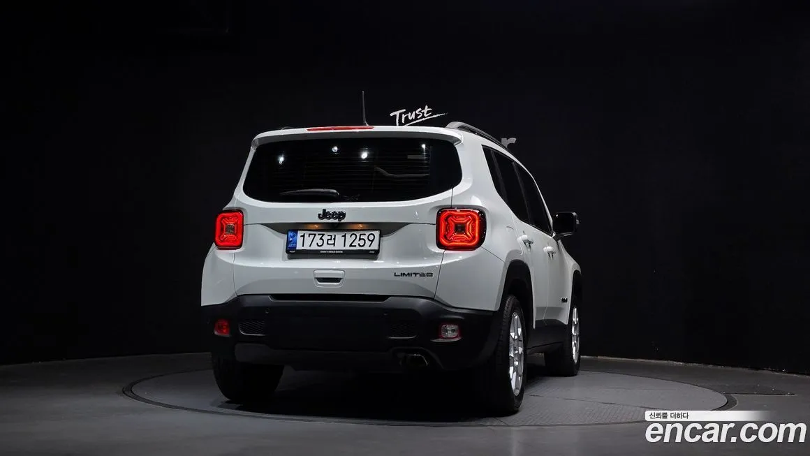 Jeep Renegade — фото 3