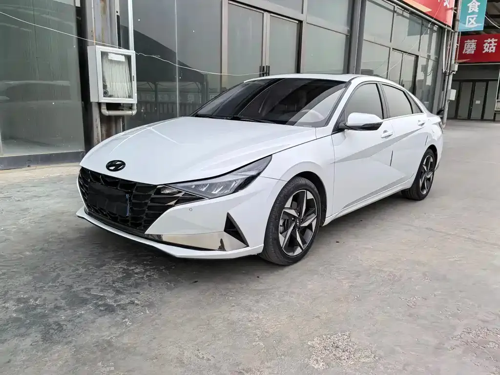 Hyundai Elantra — фото 1