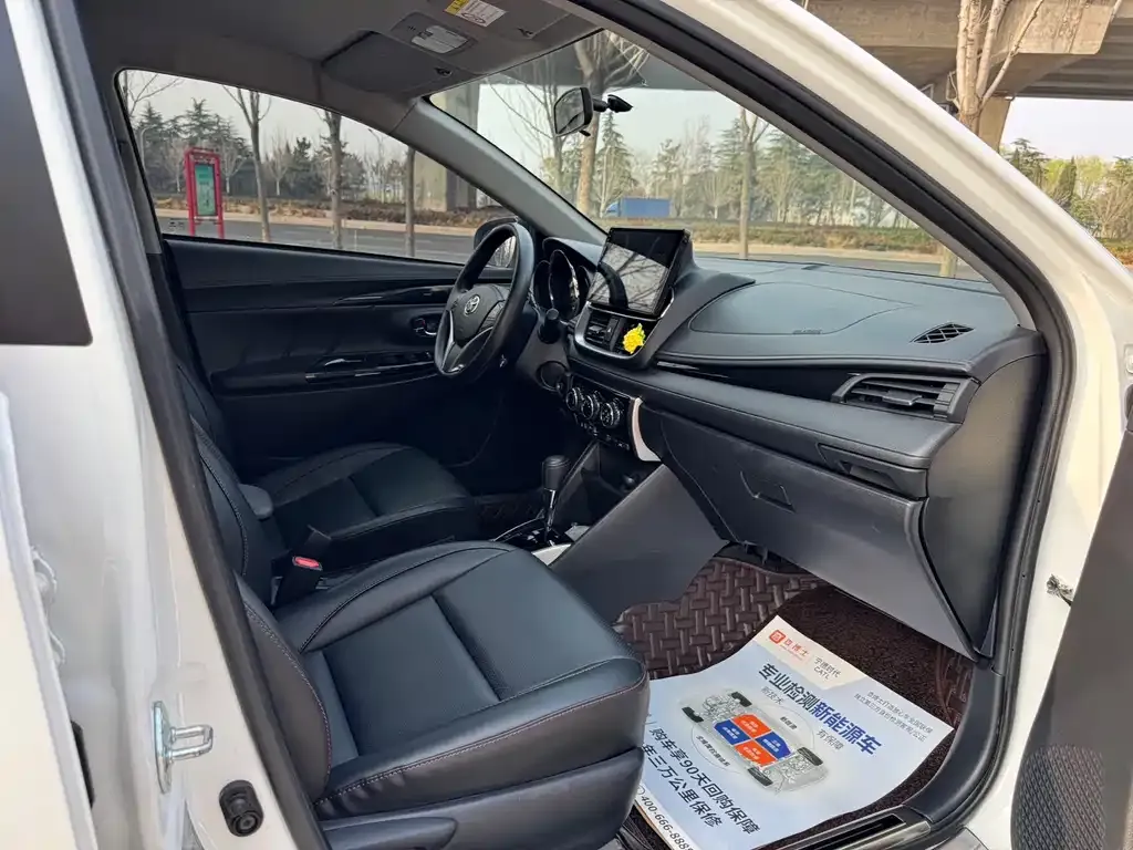 Toyota Yaris L — фото 2