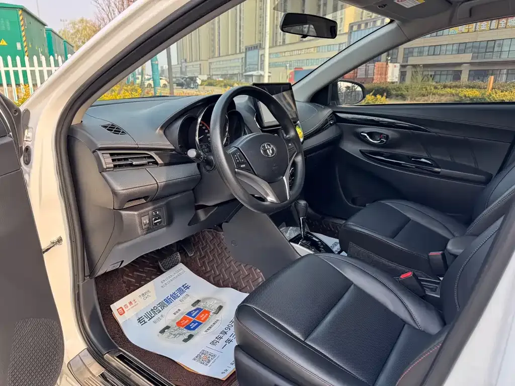 Toyota Yaris L — фото 10