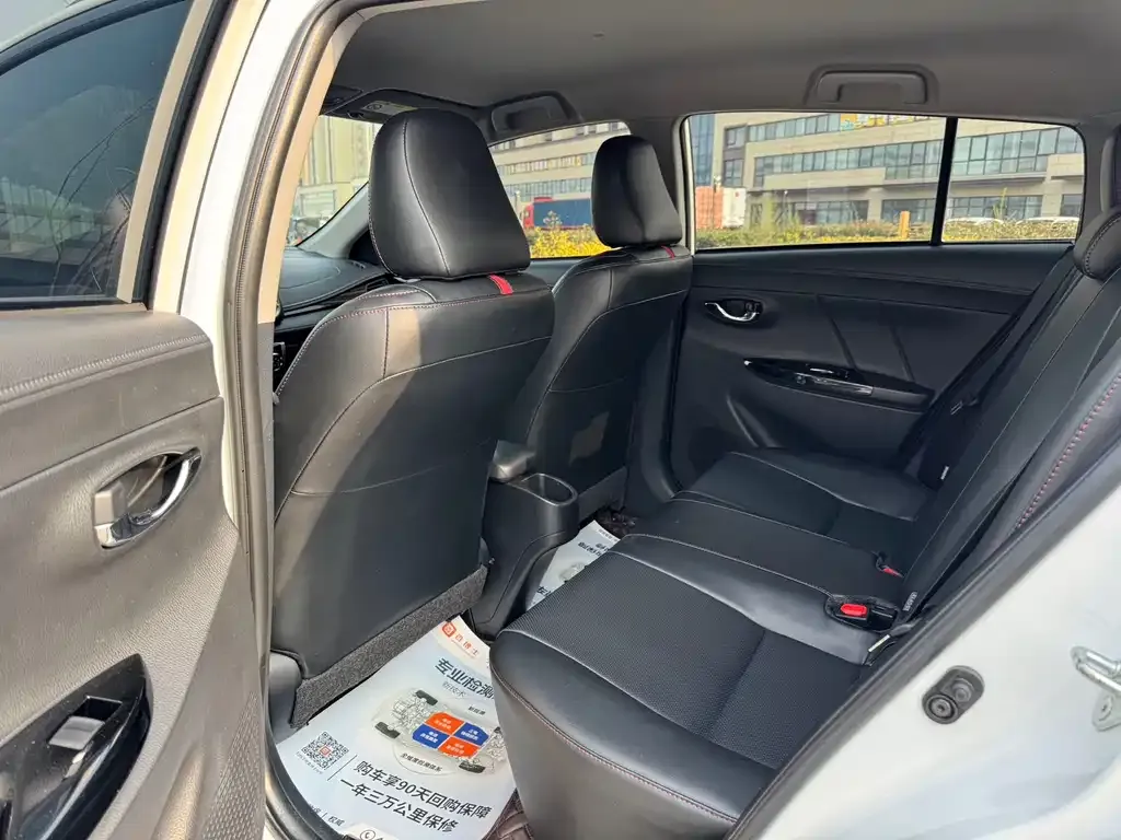 Toyota Yaris L — фото 3