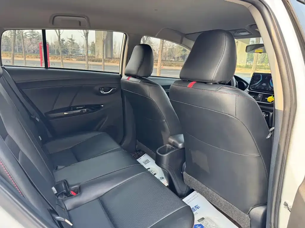 Toyota Yaris L — фото 4
