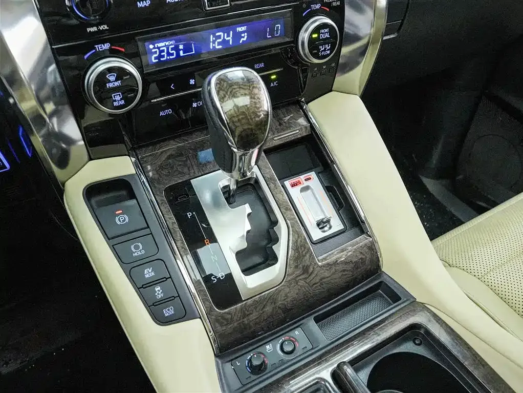Toyota Alphard — фото 8