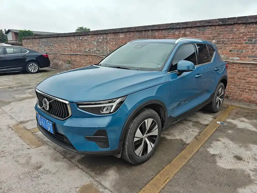 Volvo XC40 — фото 1