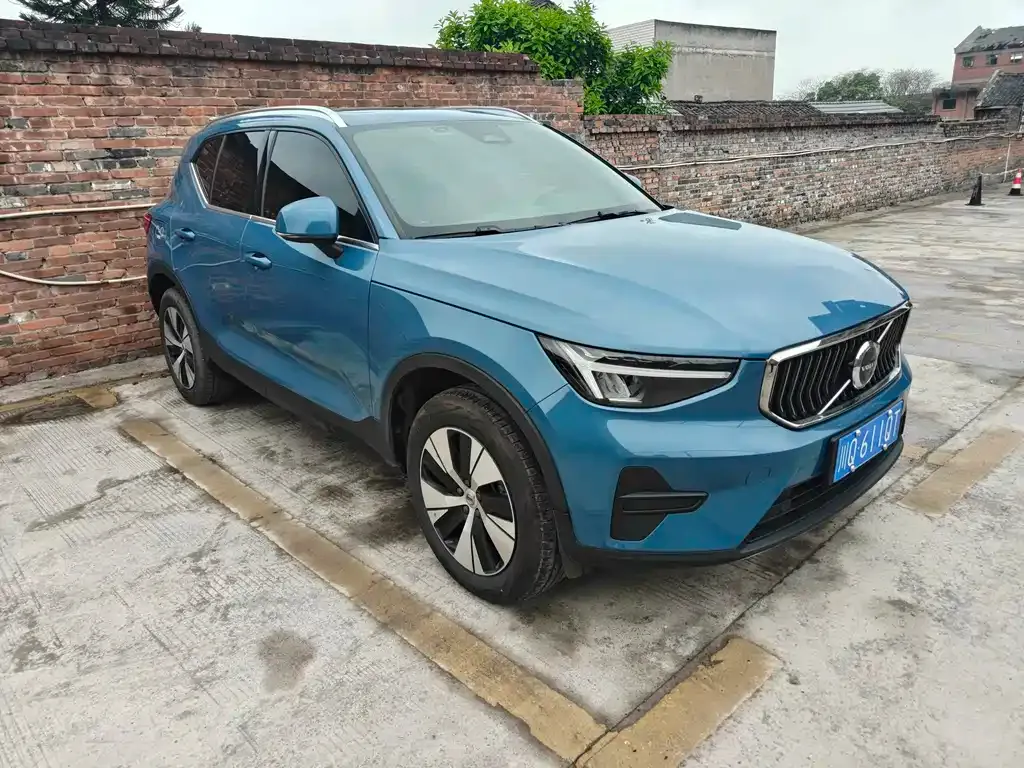Volvo XC40 — фото 10
