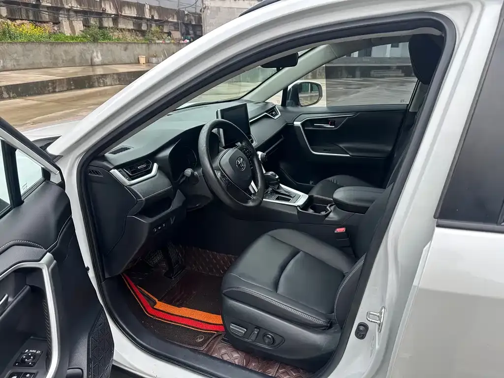 Toyota RAV4 — фото 2