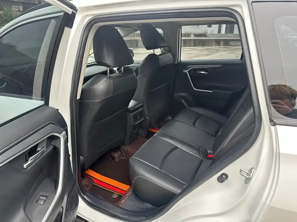 Toyota RAV4 — фото 7