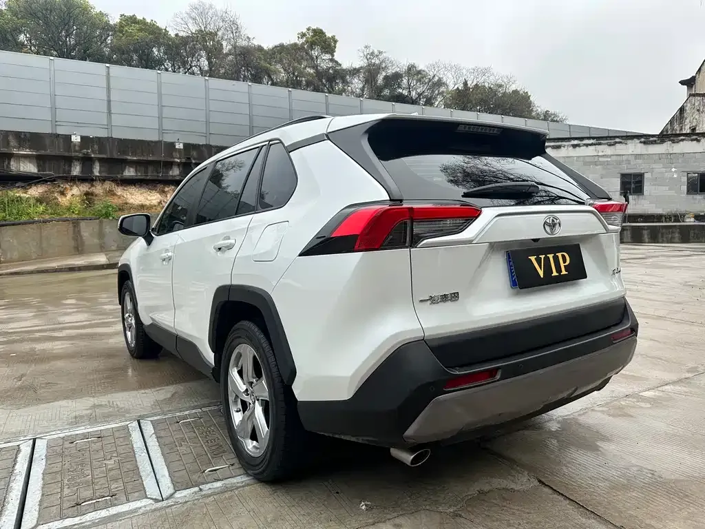 Toyota RAV4 — фото 9