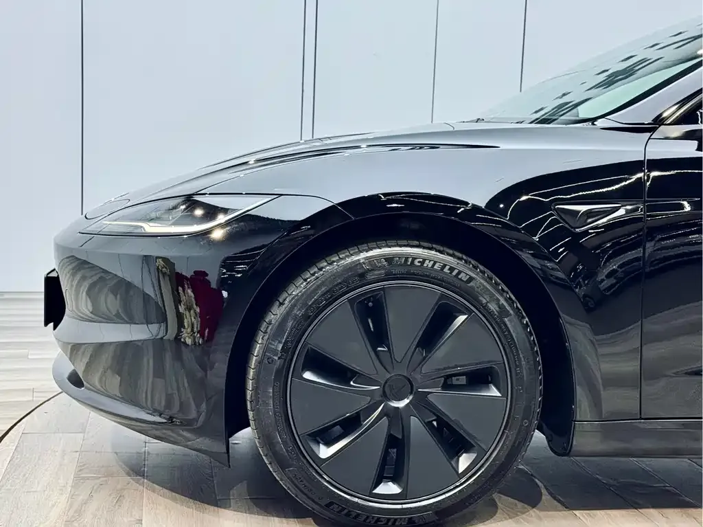 Tesla Model 3 — фото 10