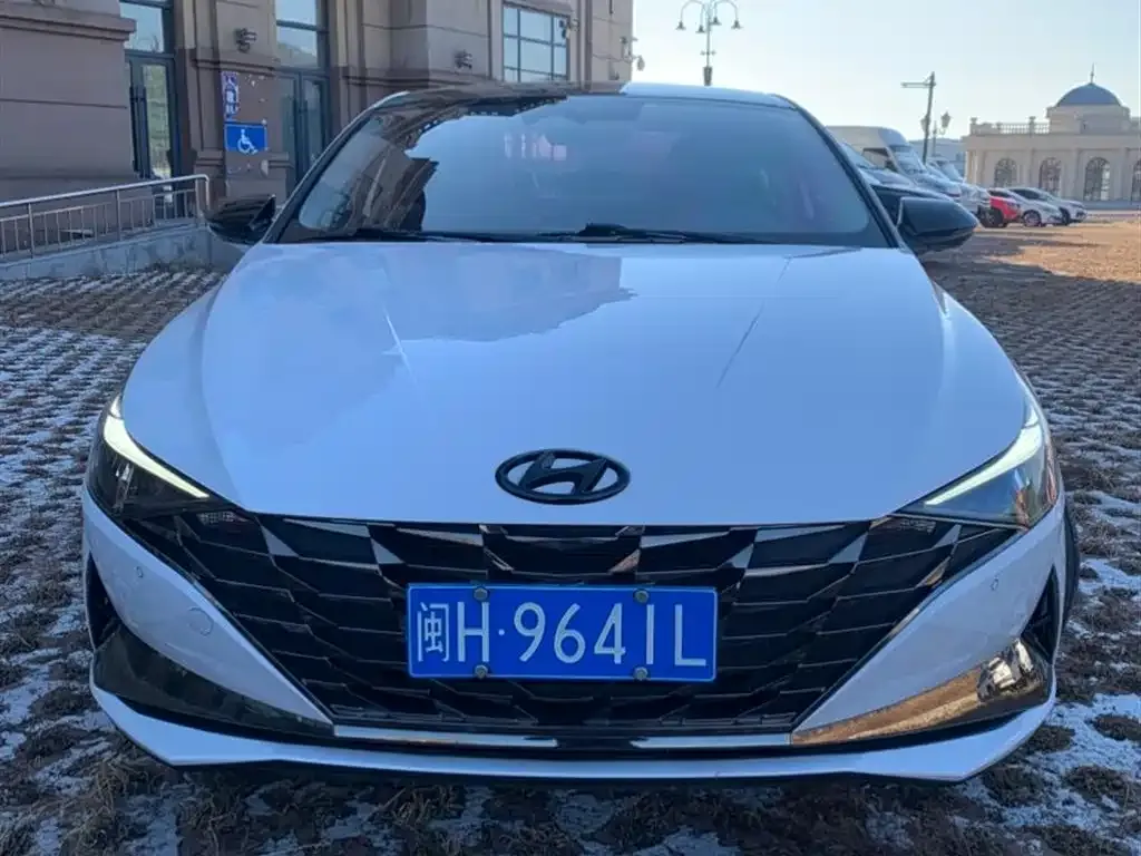 Hyundai Elantra — фото 1