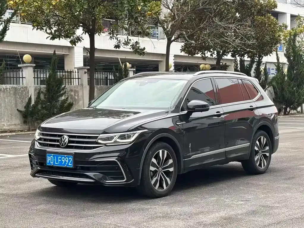 Volkswagen Tiguan L — фото 1