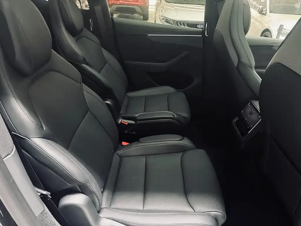 Tesla Model Y L — фото 10