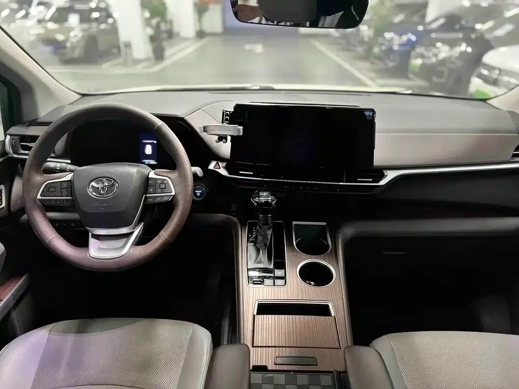 Toyota Granvia — фото 6