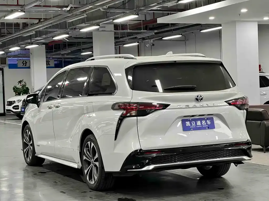 Toyota Granvia — фото 10