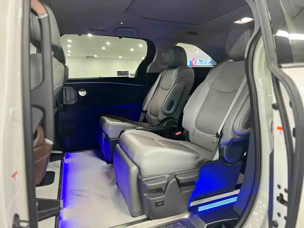 Toyota Granvia — фото 2