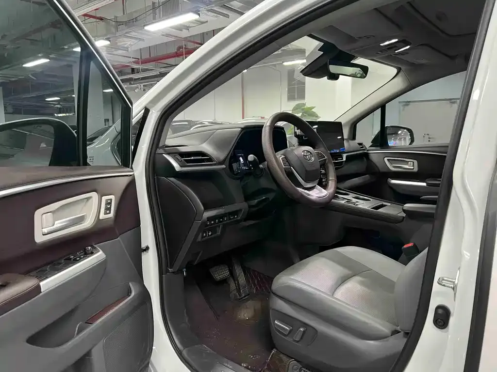 Toyota Granvia — фото 8