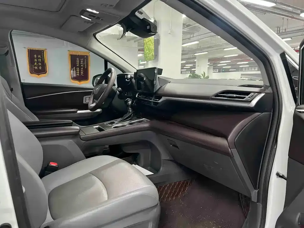 Toyota Granvia — фото 4