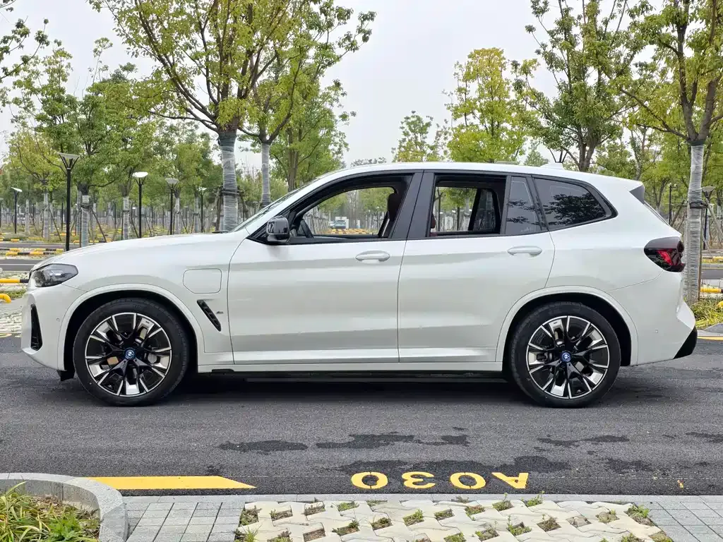 BMW iX3 — фото 10
