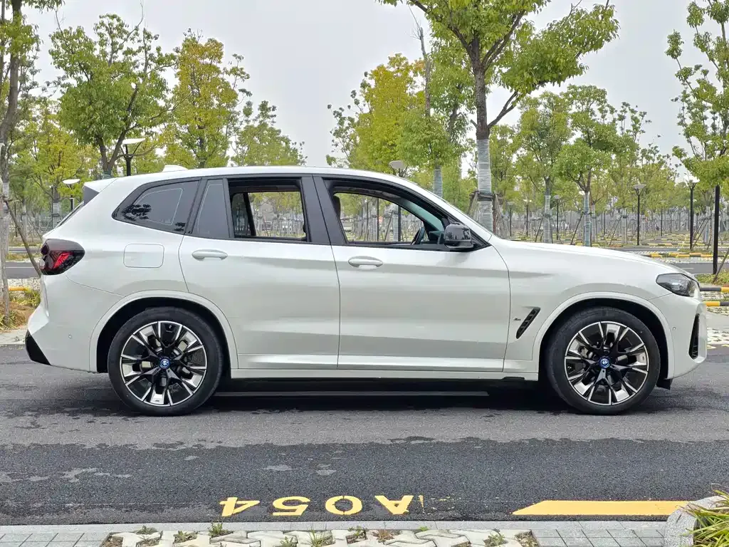 BMW iX3 — фото 4