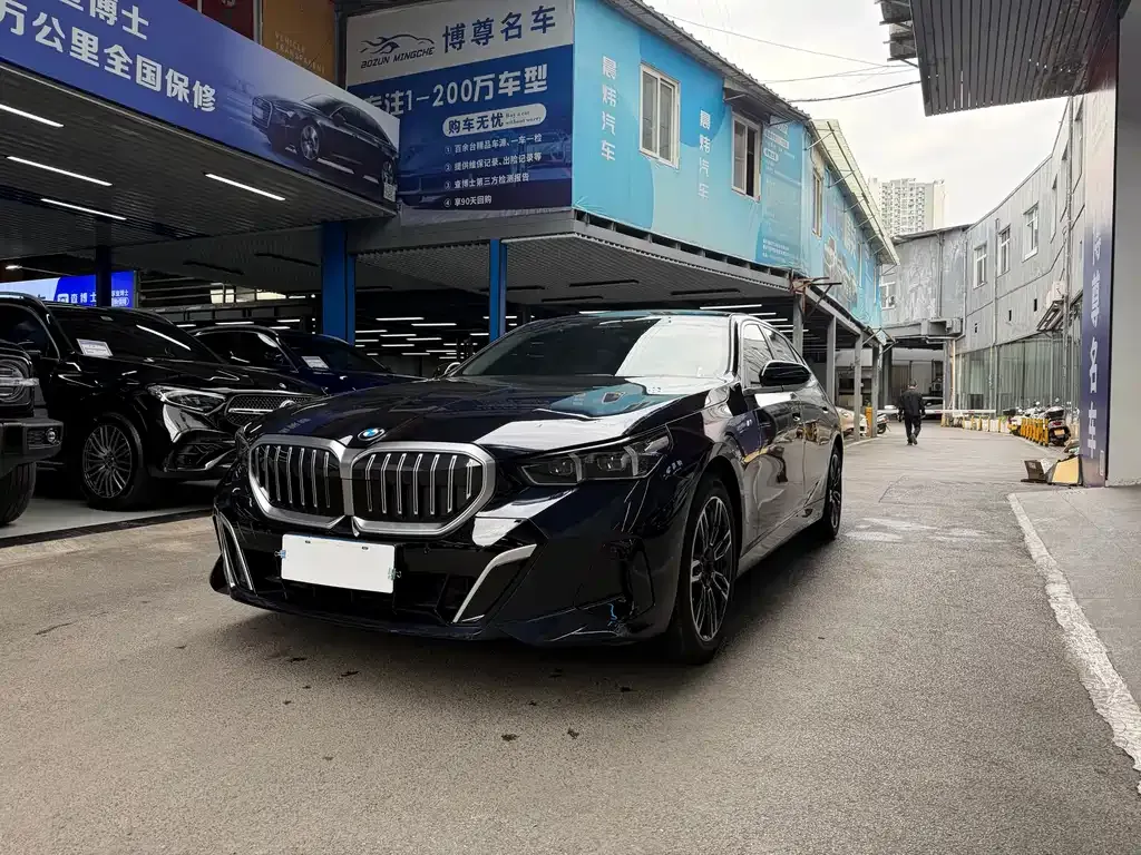 BMW 5 Series — фото 1