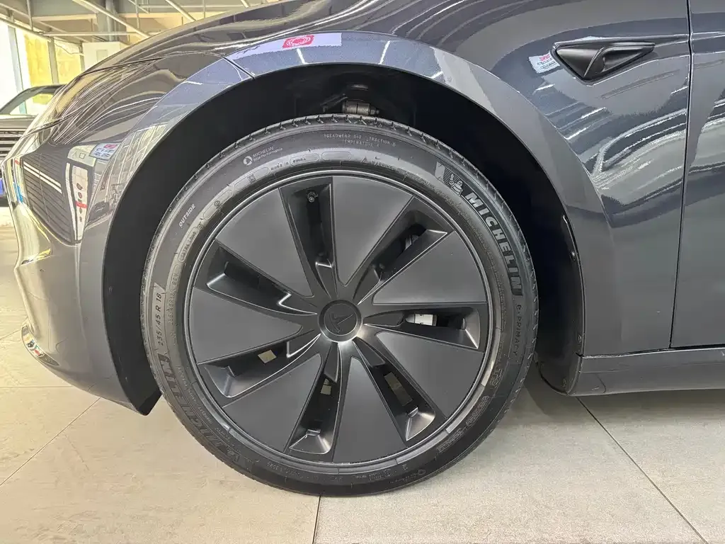 Tesla Model 3 — фото 3
