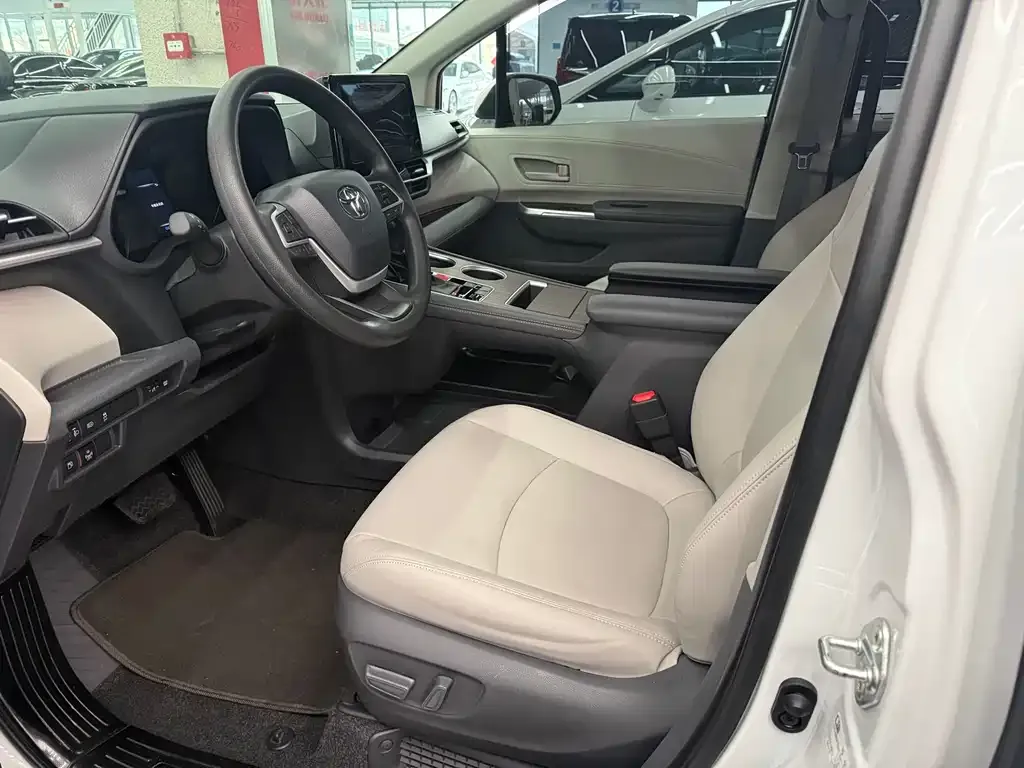 Toyota Sienna — фото 2
