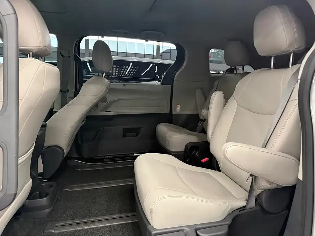 Toyota Sienna — фото 4