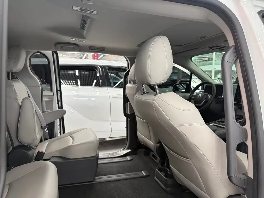 Toyota Sienna — фото 8