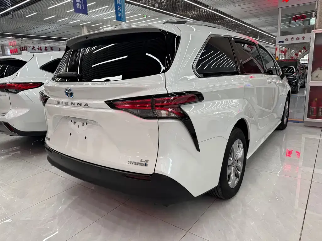Toyota Sienna — фото 10