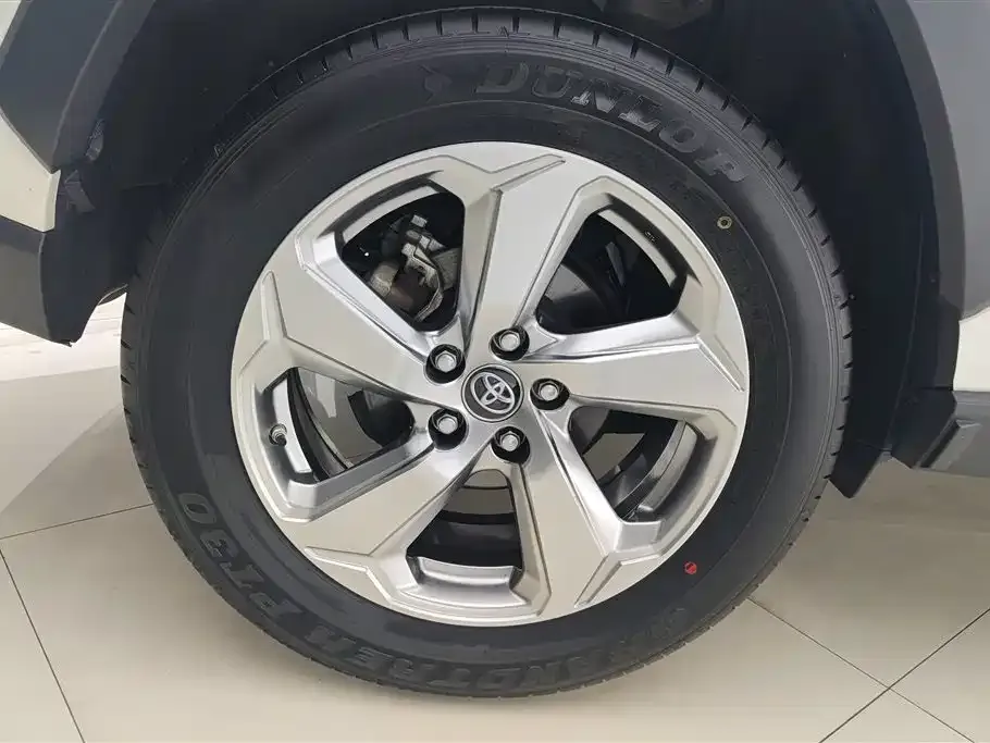 Toyota RAV4 — фото 5