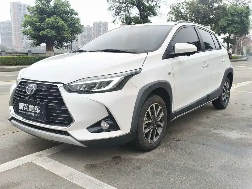 Toyota Yaris L — фото 1