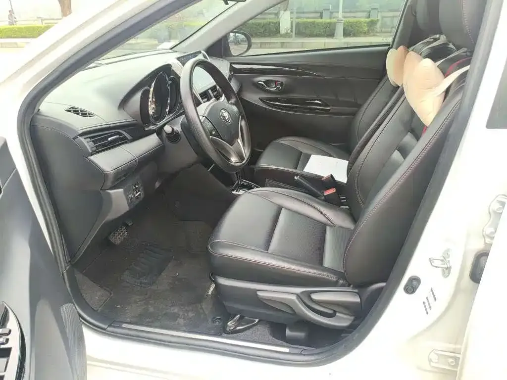 Toyota Yaris L — фото 3
