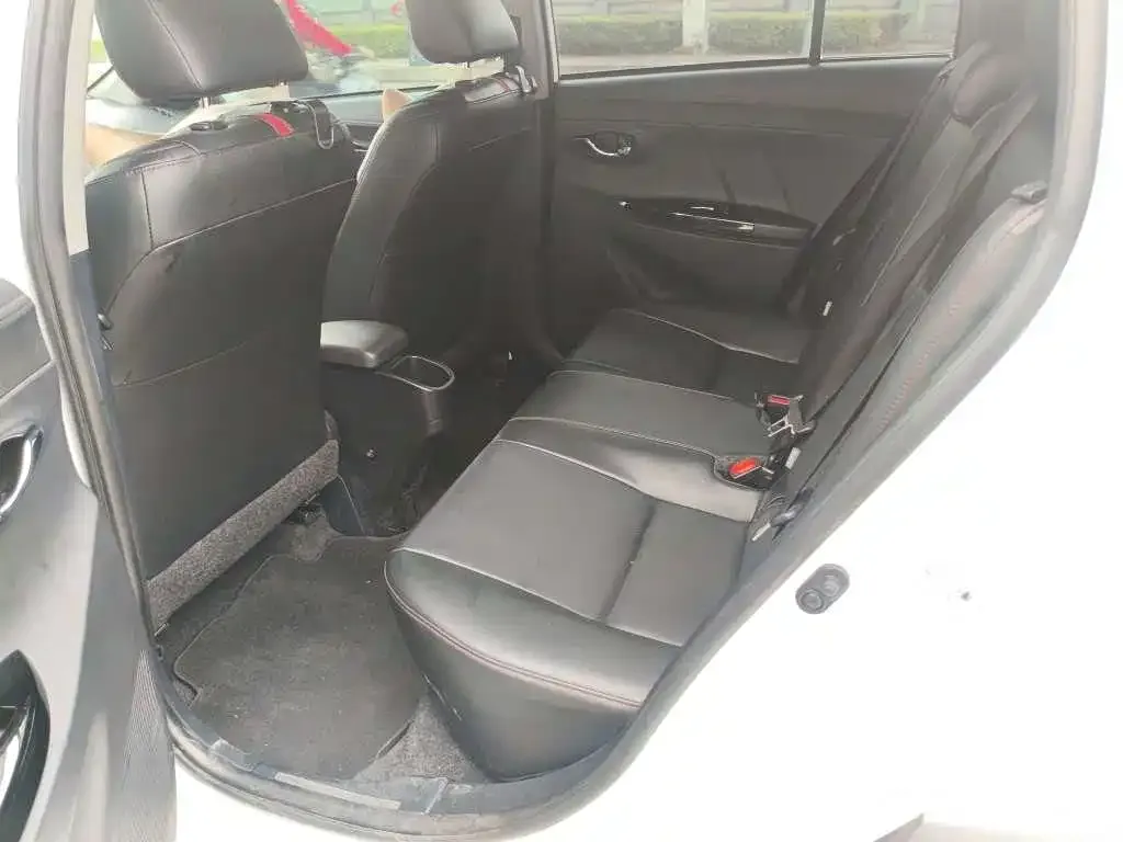 Toyota Yaris L — фото 2