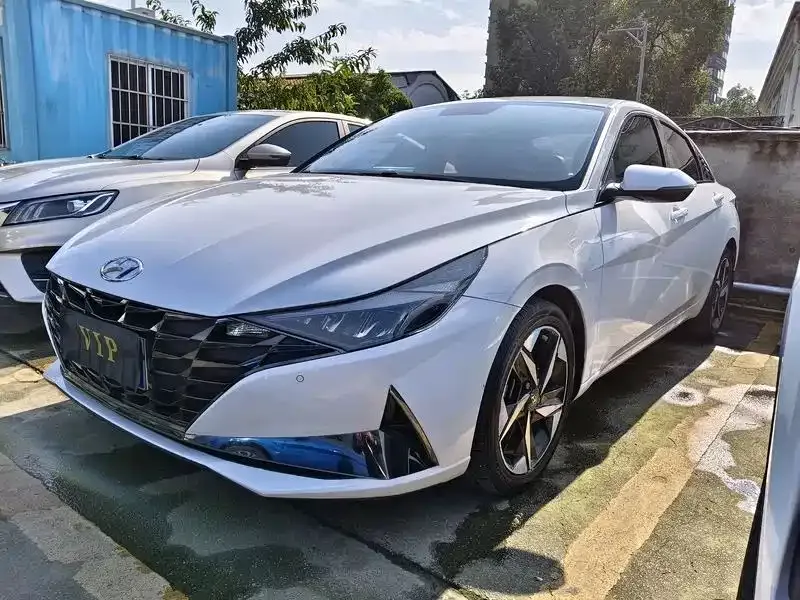 Hyundai Elantra — фото 1