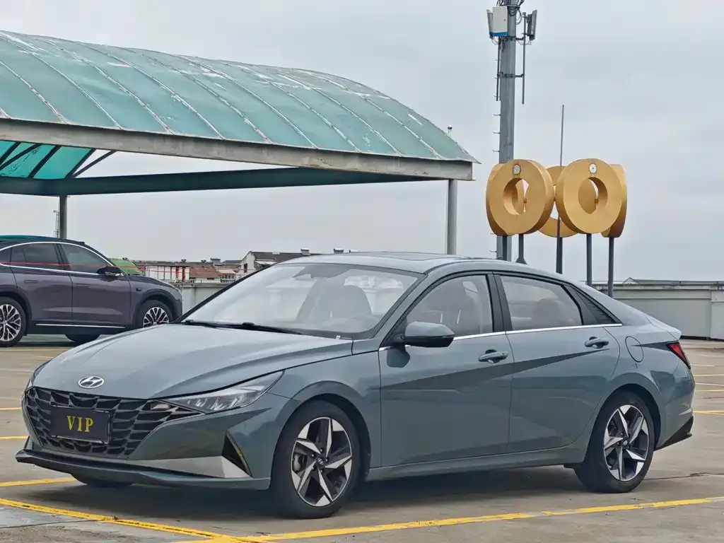 Hyundai Elantra — фото 1