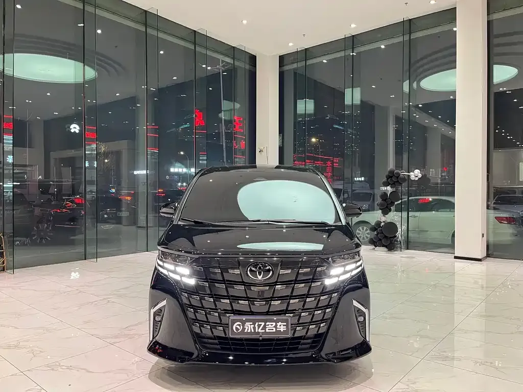 Toyota Alphard — фото 1