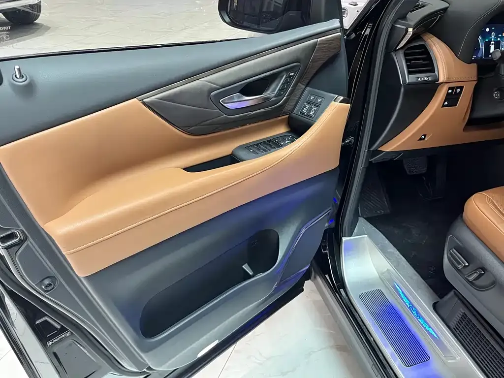 Toyota Alphard — фото 6