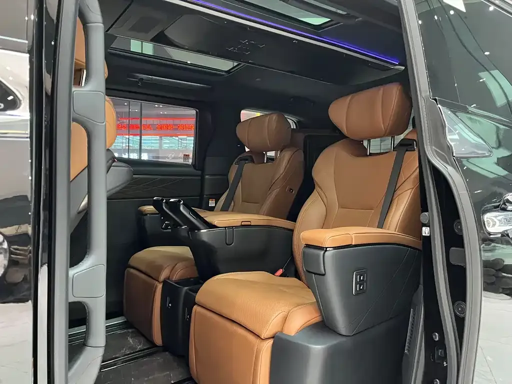 Toyota Alphard — фото 9