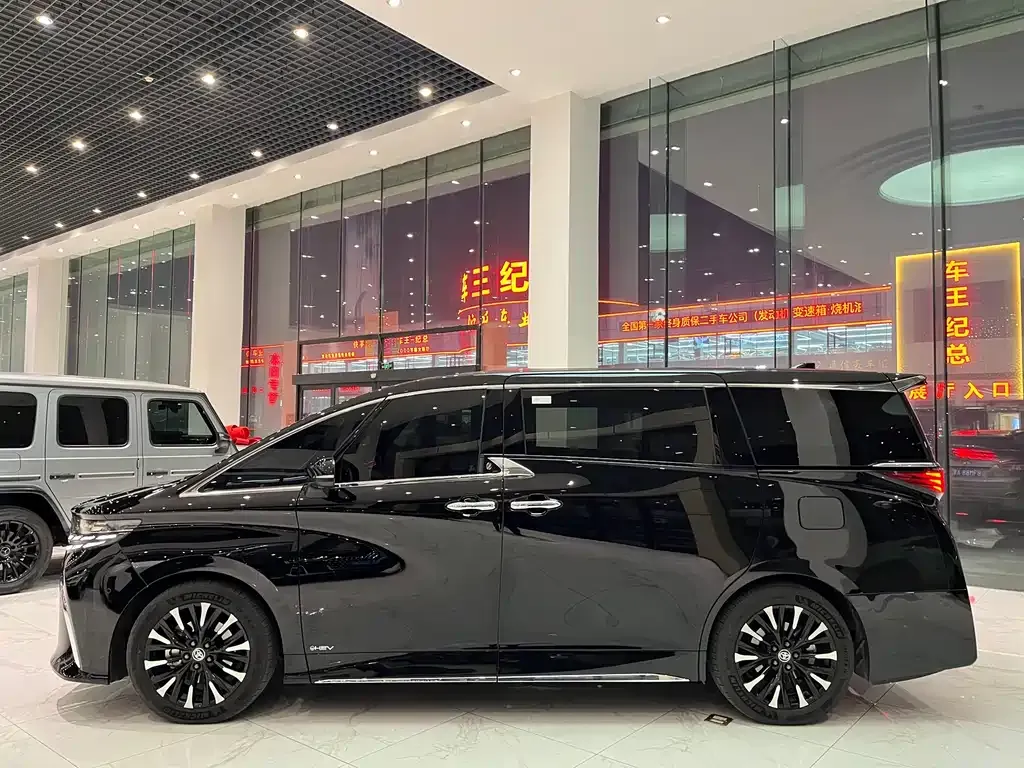 Toyota Alphard — фото 8