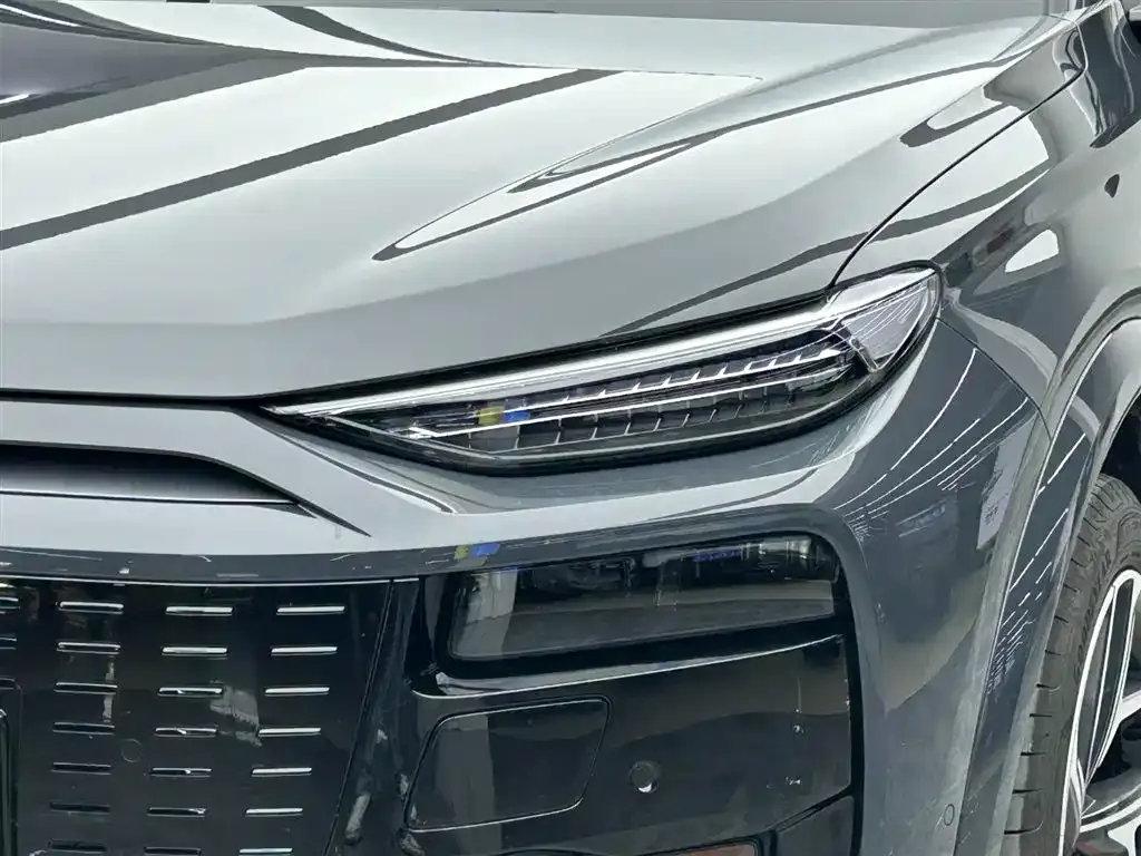 Audi Q6L e-tron — фото 2