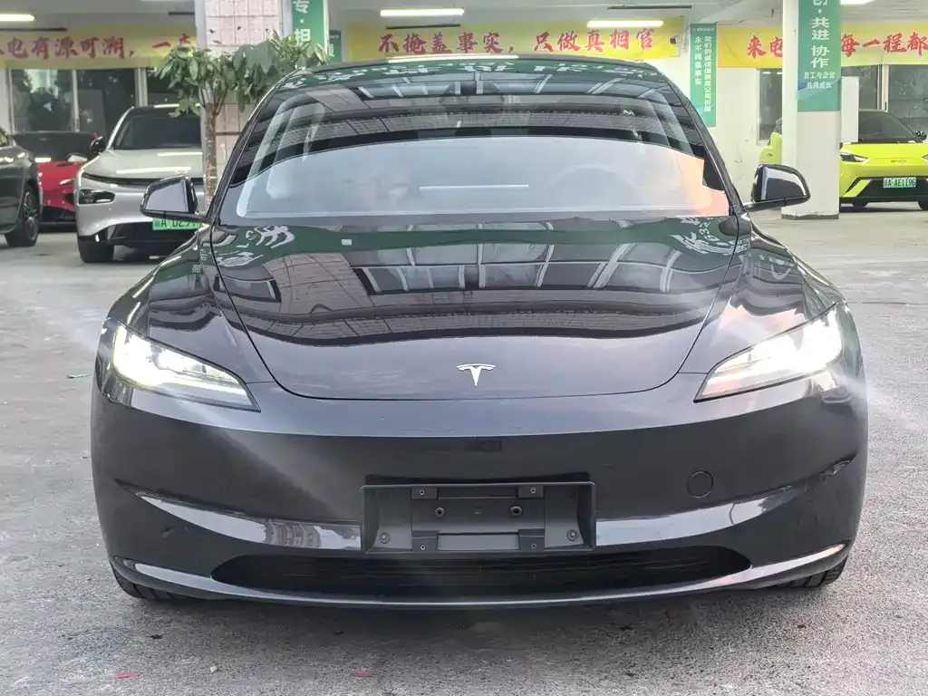 Tesla Model 3 — фото 1