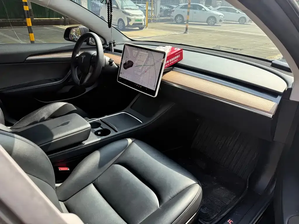 Tesla Model 3 — фото 9