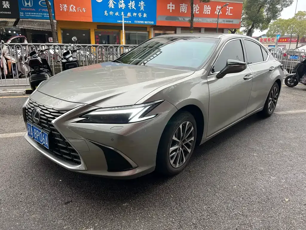 Lexus ES — фото 1