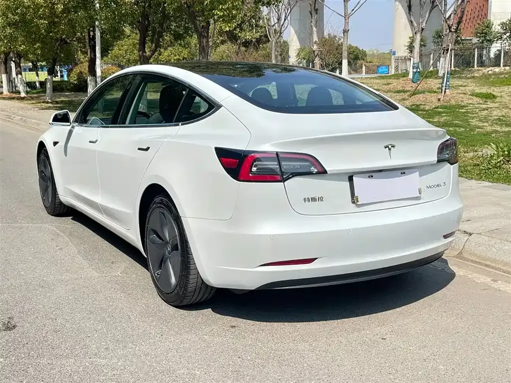 Tesla Model 3 — фото 10