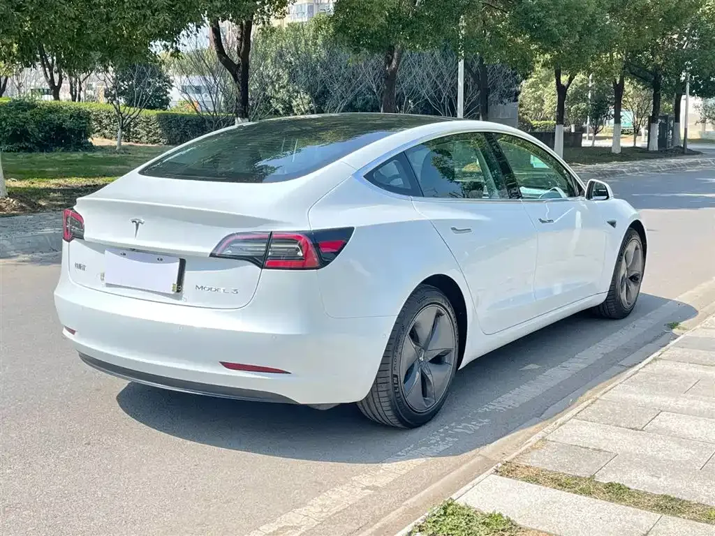 Tesla Model 3 — фото 9