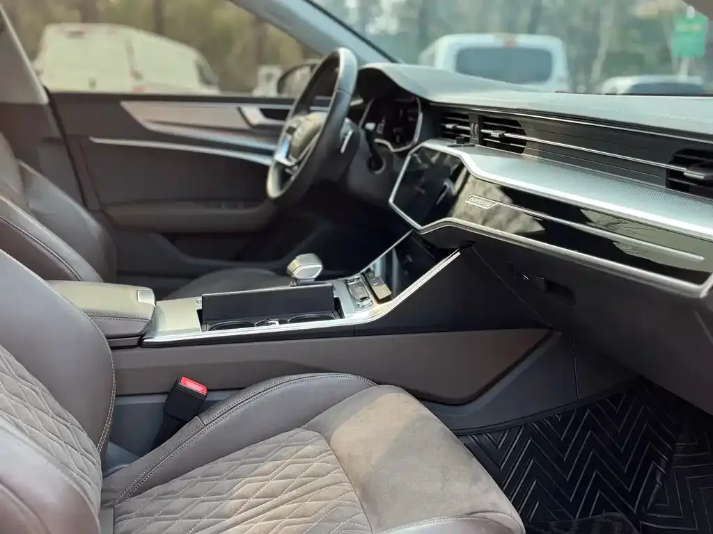 Audi A7L — фото 2