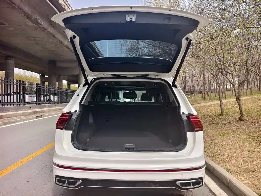 Volkswagen Tiguan L — фото 7