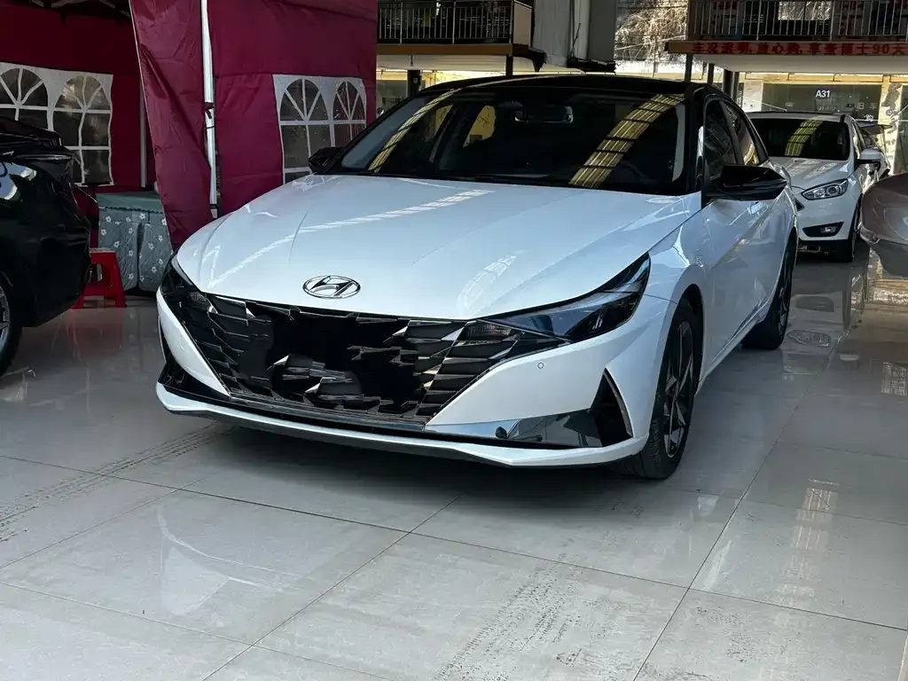 Hyundai Elantra — фото 1