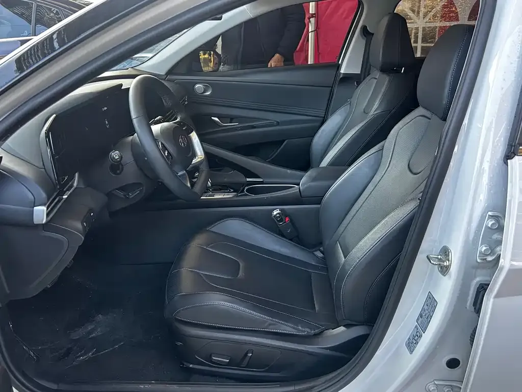 Hyundai Elantra — фото 3